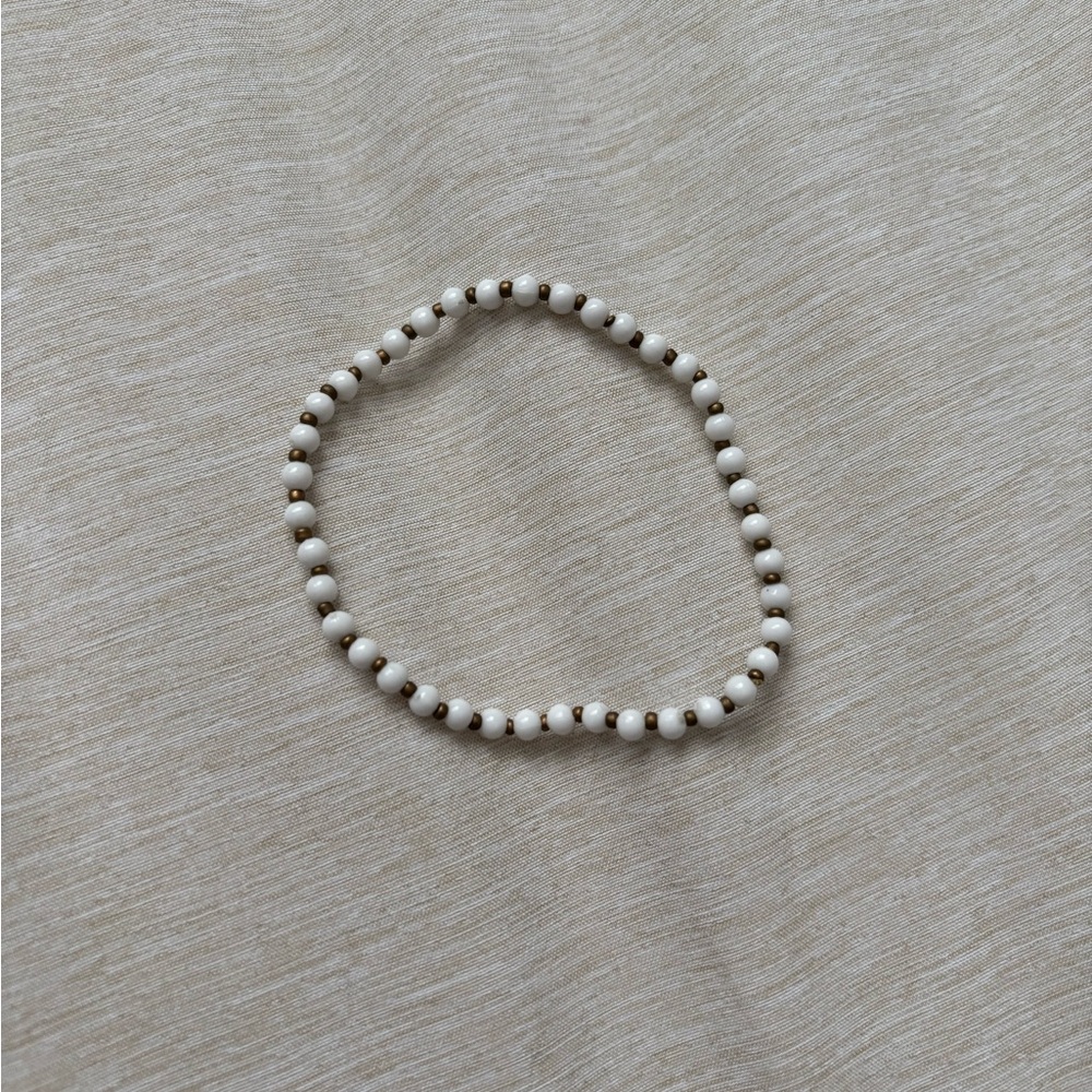 White and Silver Beaded stretchy bracelet